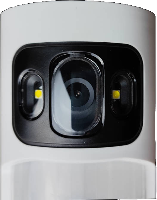 La caméra HD avec vision de nuit est secondée par 2 Flash haute puissance